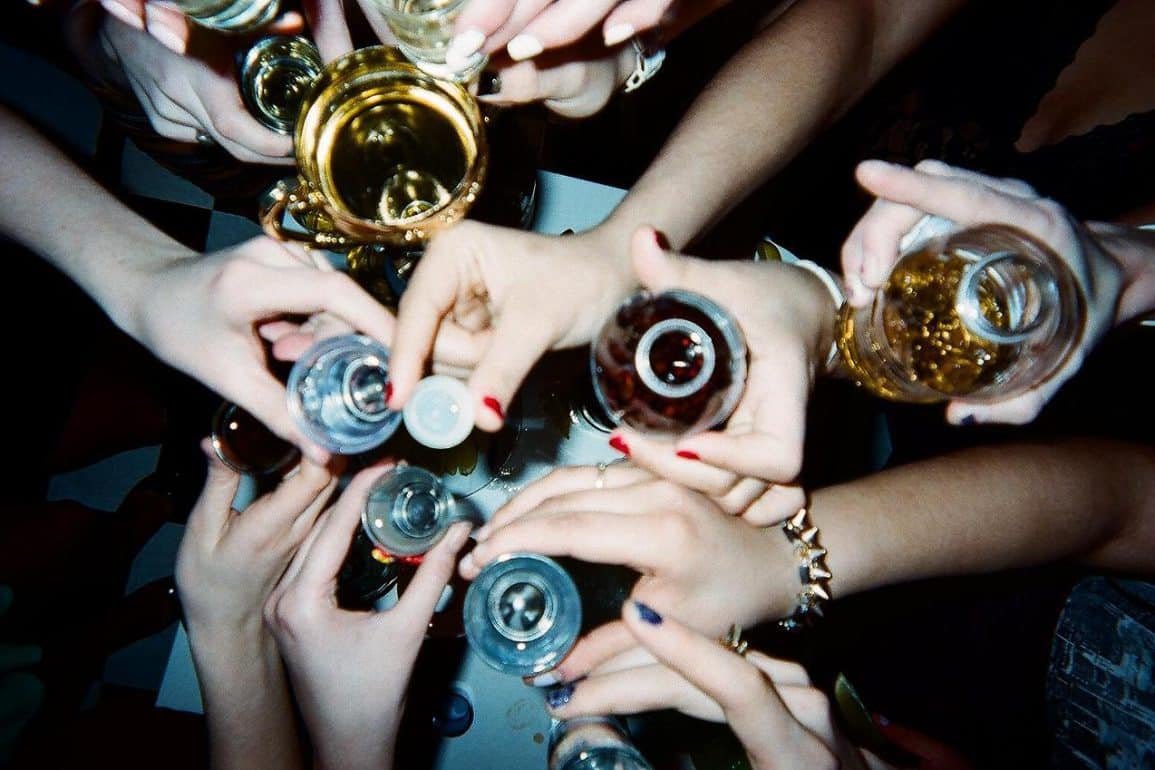 Есть что-то в этих глупых тусах.