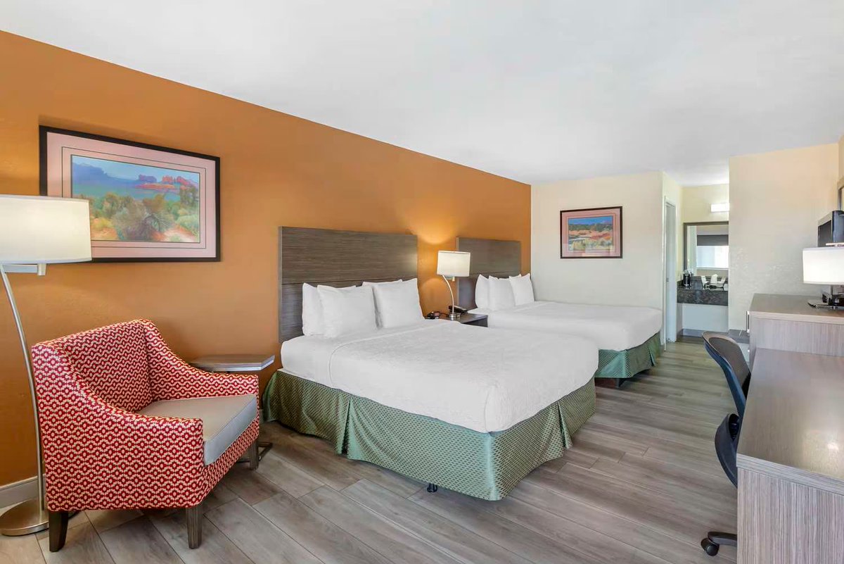 AndySchaidler's tweet photo. https://t.co/A75wdld3iM is always pleased to work on limited service hotel projects like this comfortable and affordable Best Western Superstition Springs Mesa AZ we supplied. A fine example of the casegoods and upholstered seating using our factory in-grade laminates and fabrics https://t.co/zCzjeSwdBr