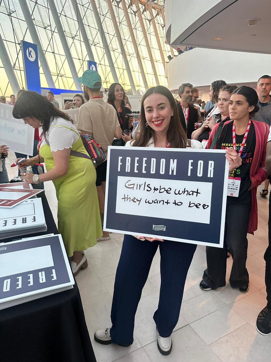 StateIVLP's tweet photo. Happy International Youth Day! The @StateDept recently hosted emerging political leaders from around the world for an #IVLP exchange. During their time in the USA, they met with their American counterparts and explored ways to inspire and empower youth. https://t.co/HVj39AG65C