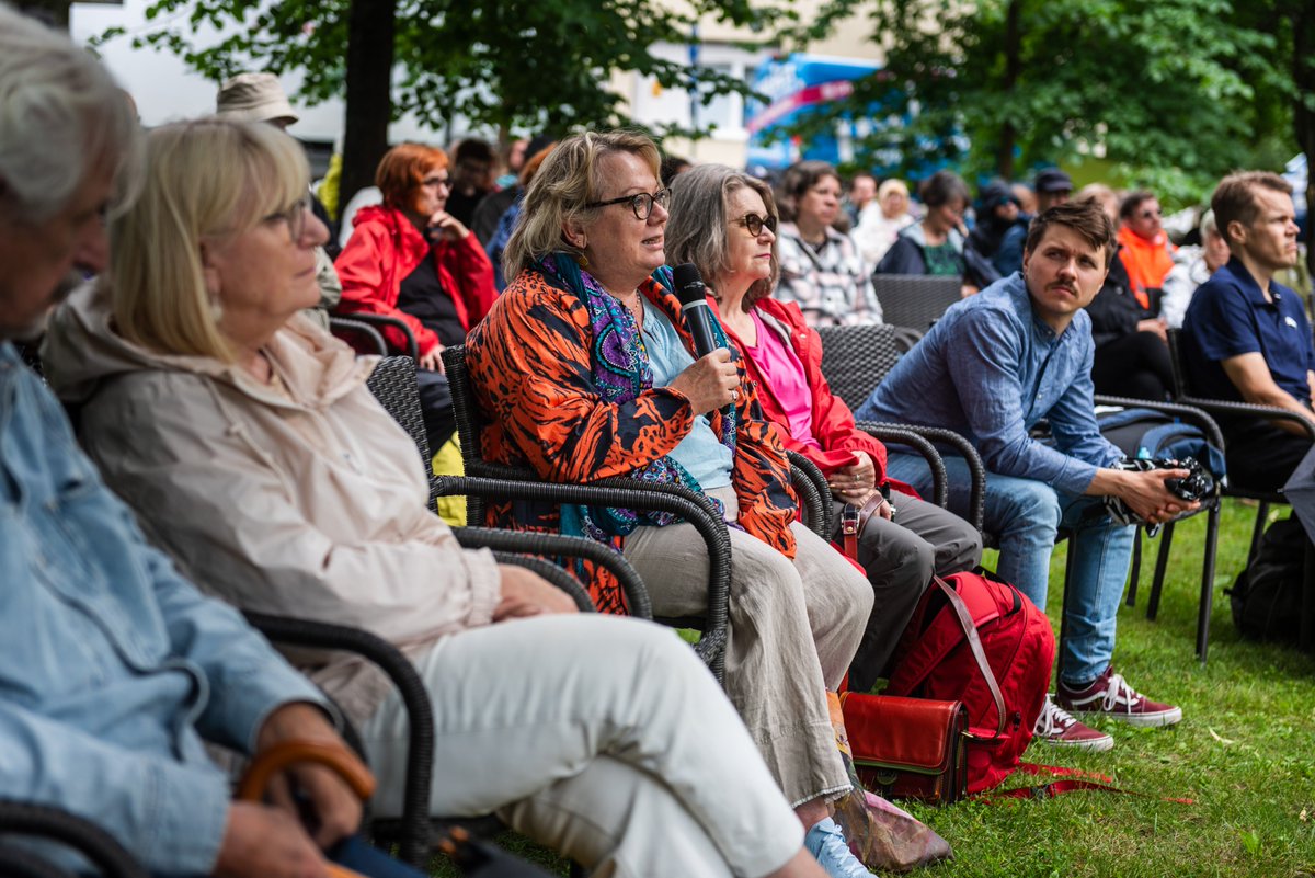 (1/2) XIV #Puistofilosofia-viikon 16.-20.7.2024 kuvasatoa tulossa. Aluksi joitakin kuvia #YleAreena'n #Sivistys2024 -striimistä pe 19.7., joka tehtiin yhteistyössä <a href="/SuomenAkatemia/">Suomen Akatemia | Research Council of Finland</a> kanssa. Akateemikko #IlkkaNiiniluoto alusti  "Miten tieto muuttuu sivistykseksi ja viisaudeksi".