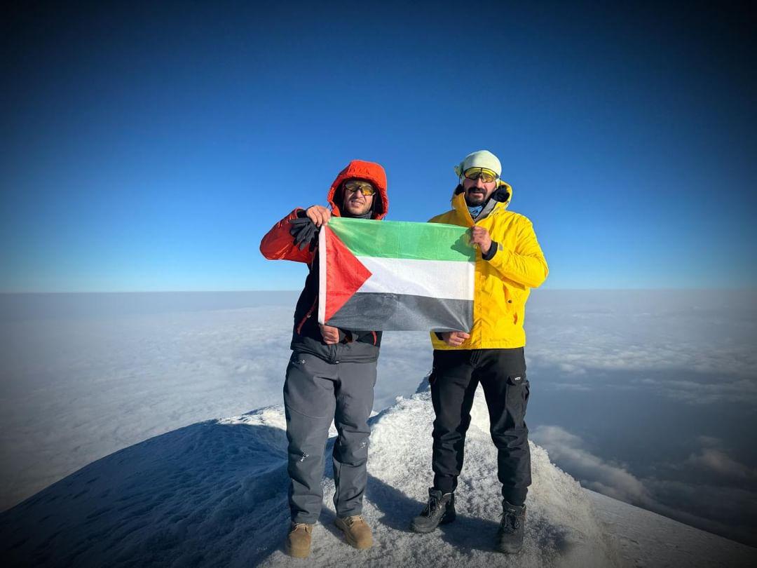 Filistin bayrağı Ağrı Dağı'nın zirvesinde. Rahim İnanç ve Ömer Kertiş kardeşlerimiz Türkiye'nin en zirve noktasına Gazze için tırmandılar ve 5137 m. yükseklikten "Özgür Filistin" diye haykırdılar.