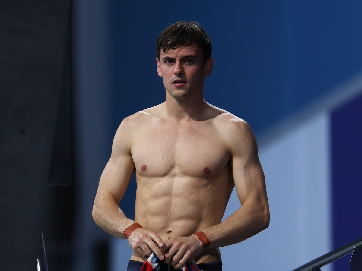 RickyKlehr's tweet photo. Nuestro hermoso Tom Daley, el mejor clavadista en la historia de Reino Unido, anunció su retiro. Después de haber participado en muchas olimpiadas y haber ganado muchas medallas, piensa que ya es momento de dedicarse a su marido y a sus hijitos. Él es un gran ejemplo para toda la humanidad. Viva Tom Daley 🥰🌈🥰
#olimpiadas2024 #Paris2024