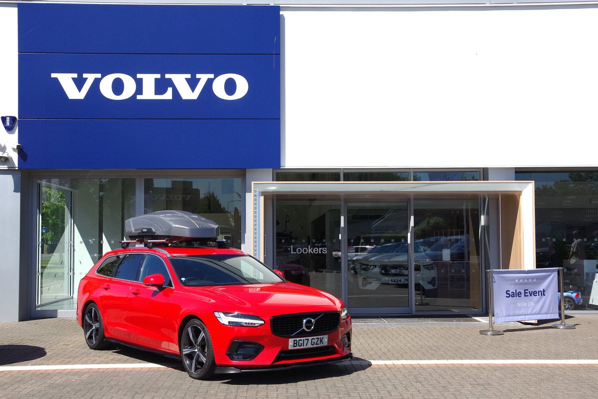 StevenQuy's tweet image. Had a great meet with the Essex &amp;amp; Suffolk Volvo group at @LookersGroup Volvo Colchester on Sunday. In love with these photos I took of my V90 outside the showroom. Thank you Lookers! @volvocars @VolvoCarUK