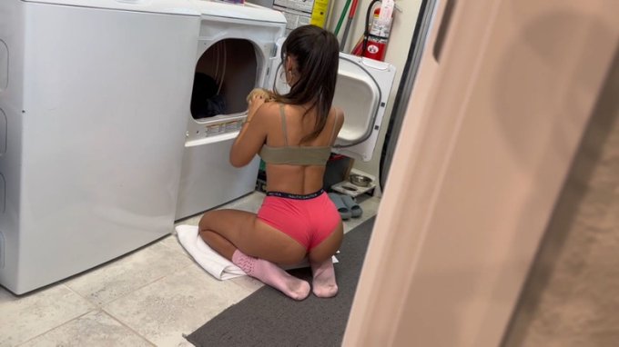 Watch Alina Belle's leaked NSFW photo on TwXstars