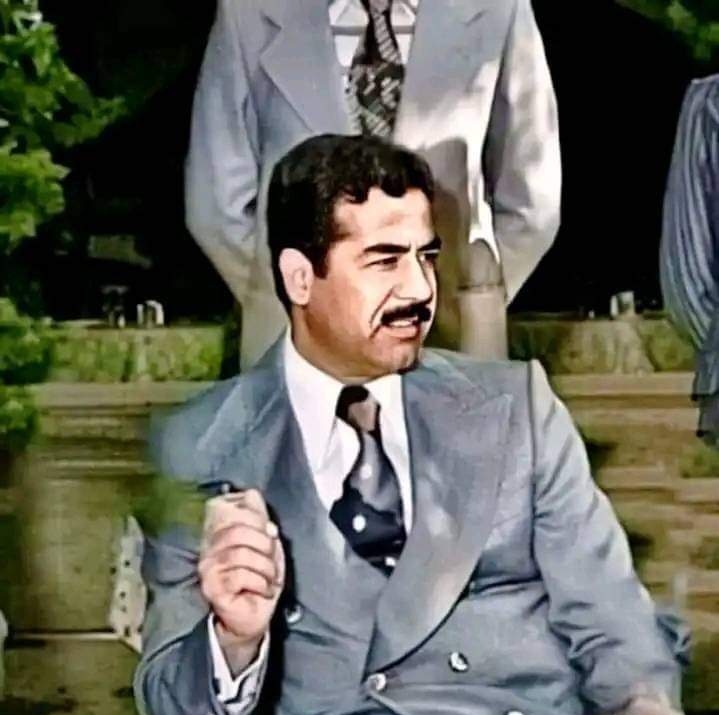 ما تقول للمجتمع الدولي ما جاي...امشي وقدها.. مافي زول حيجبرك على شئ..

صدام حسين:
لما تكون في مفاوضات لو عايزها تمشي لقدام وتكون مثمرة برسل وزير خارجيته الثعلب طارق عزيز...

ولو كمان ما عايزها تمش لقدام وتنقد قاعد يرسل عزة الدوري بمشي يسب ليهم دين ويرجع...

فلسفلة الحوار