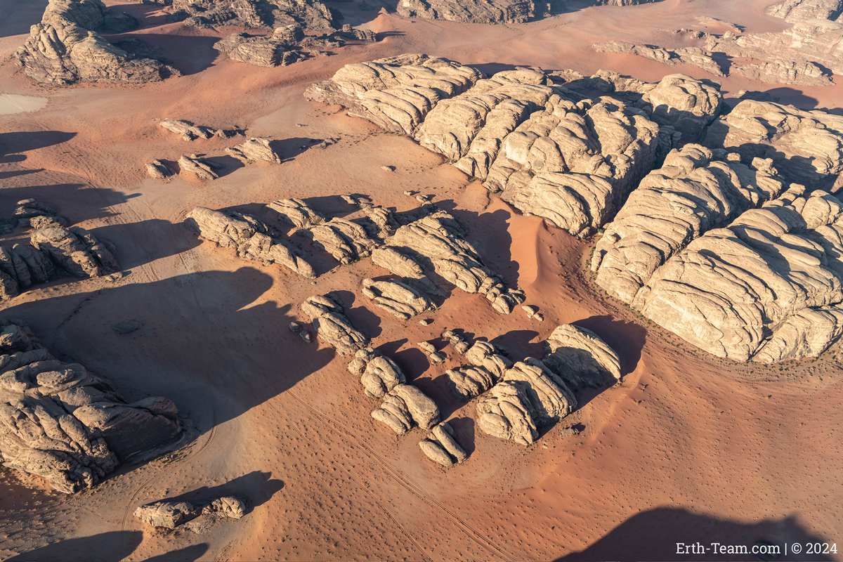 erth_team's tweet photo. Bajdah mountains in #Tabuk region are known for their unique rock formations, natural arches,and colorful sand. The wilderness is distinguished by the beautiful formation of its mountains, as well as rock inscriptions and historical artifacts that date back to pre-Islamic eras. https://t.co/MLdvdbNyNN
