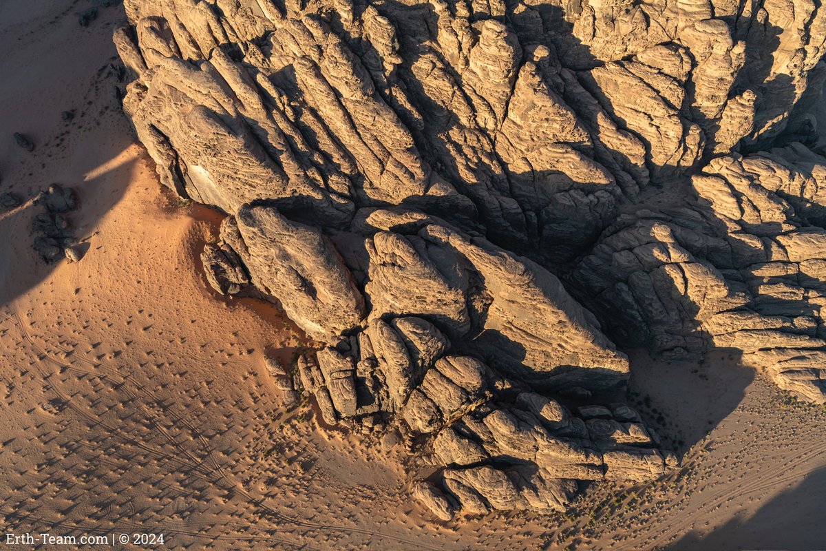 erth_team's tweet photo. Bajdah mountains in #Tabuk region are known for their unique rock formations, natural arches,and colorful sand. The wilderness is distinguished by the beautiful formation of its mountains, as well as rock inscriptions and historical artifacts that date back to pre-Islamic eras. https://t.co/MLdvdbNyNN
