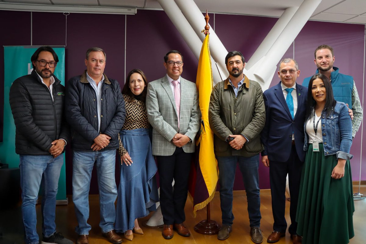 franciscminoron's tweet photo. ☝🏽 Agradecemos a @HolsteinEc, #Subastar y @AgriculturaEc por su disposición y compromiso en el progreso del sector ganadero del país.
Junto a #BanEcuador, podemos lograr grandes cosas e impulsar el crecimiento y la innovación.
#Crecimiento #Innovación #Holstein https://t.co/P2KgwYa1v5
