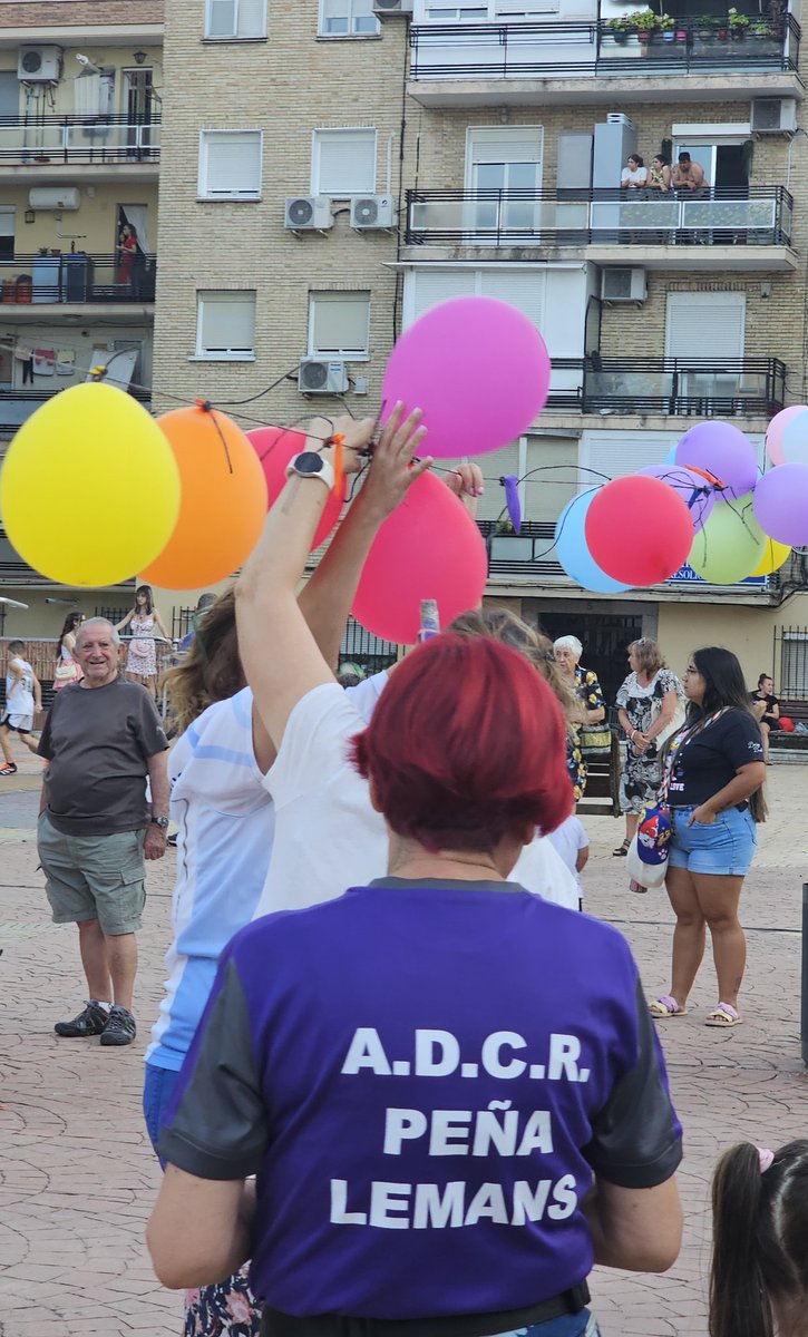 Hoy hago doblete, con el <a href="/adcr_lemans/">ADCR Lemans</a>, como en casa‼️

Por la tarde piñata infantil, de las de toda la vida, con globo y pincho🎈

👧👦 Las niñas y los niños del barrio se han ido tan contentos con sus regalos

🎉El espíritu de las fiestas del barrio🎉