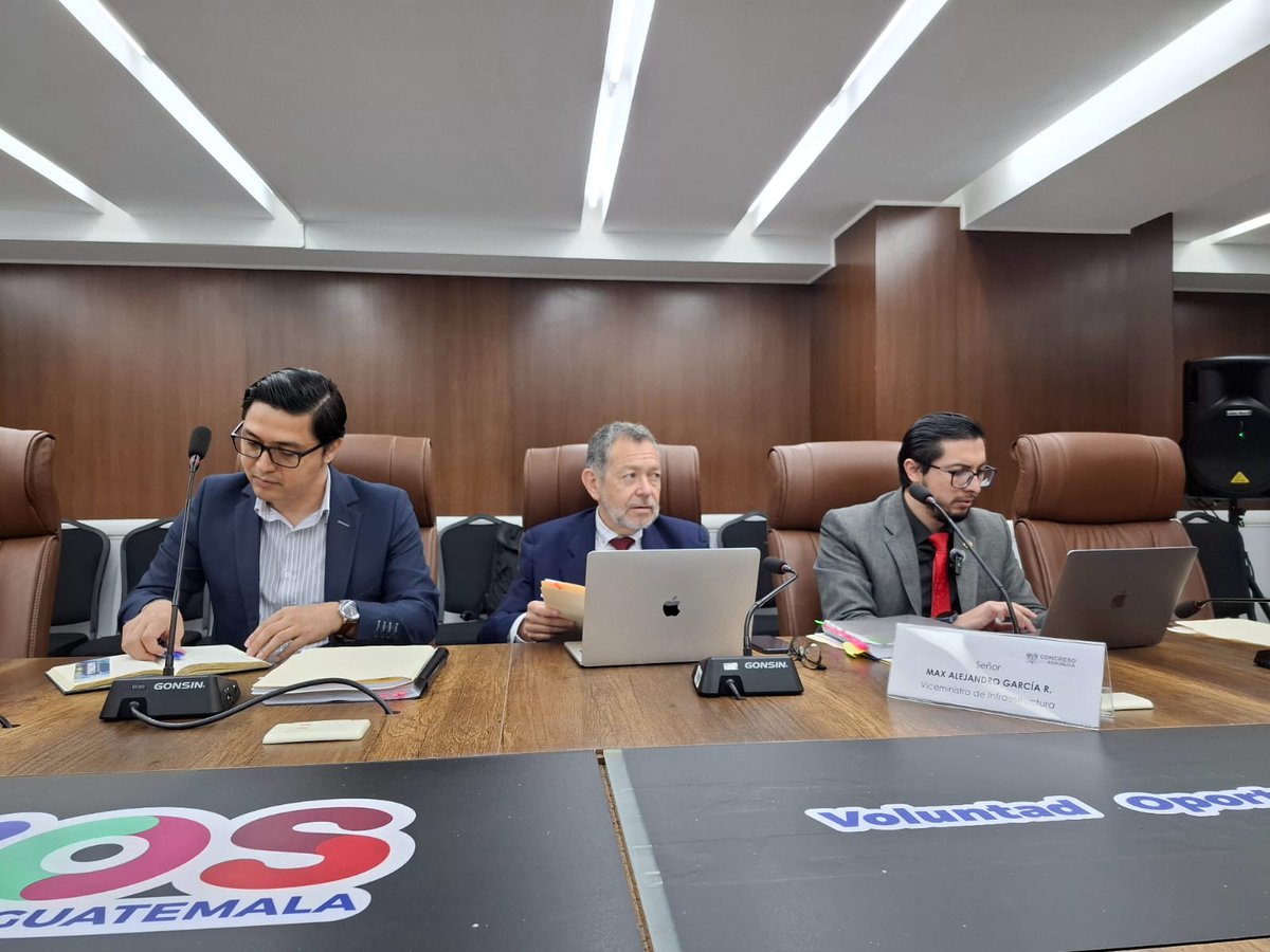 Autoridades de <a href="/CIV_Guatemala/">Ministerio de Comunicaciones</a> presentarán denuncia contra empresas constructoras y ex funcionarios de administración anterior responsables de pasos a desnivel de Avenida Petapa y Calzada Roosevelt.

Obras llevan paralizadas más de ocho meses.

📸 <a href="/KrenJuarezF/">Periodista Karen Juarez</a>