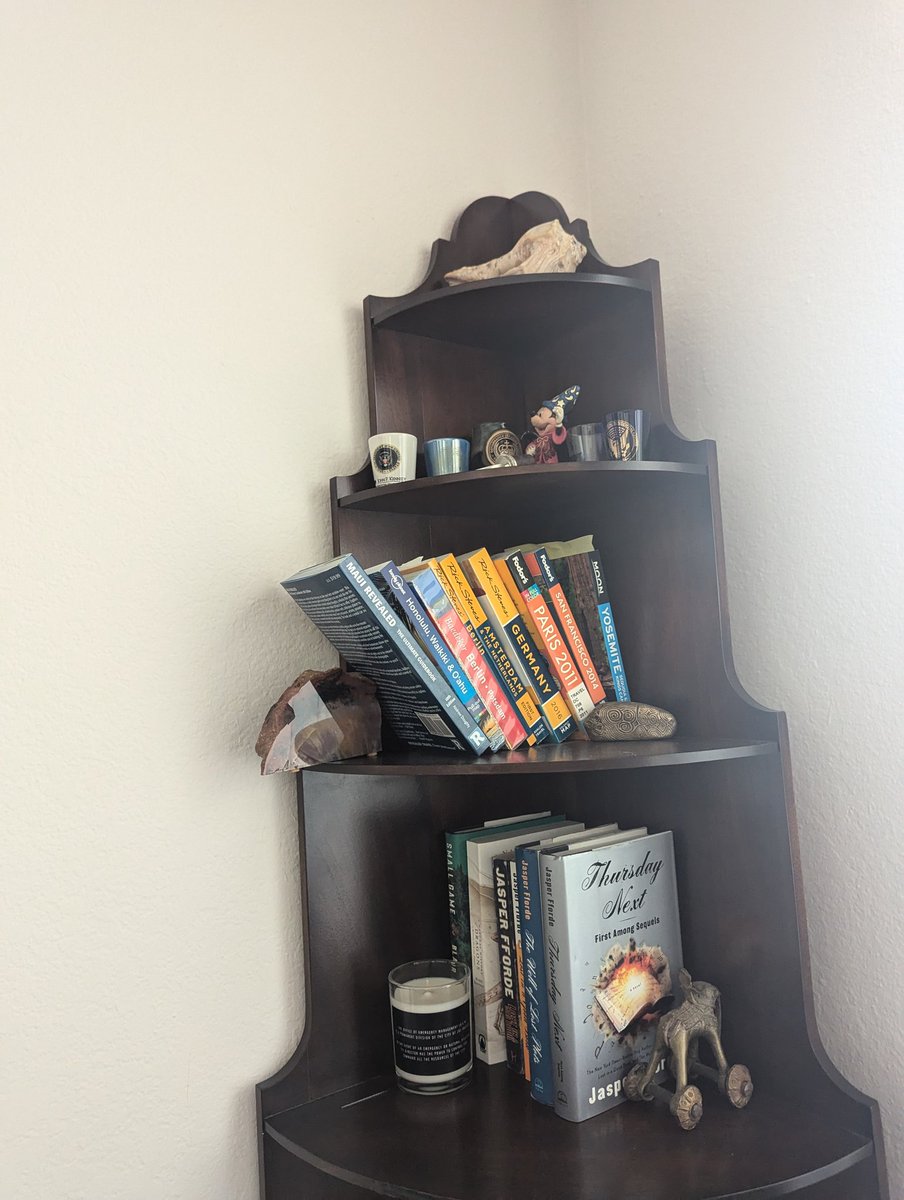 Jdlazo's tweet photo. No damage here in Pasadena, but the drawers in my desk slide open and some books definitely shifted on my shelves. Yikes. #LAQuake https://t.co/oPIR8yBsO5