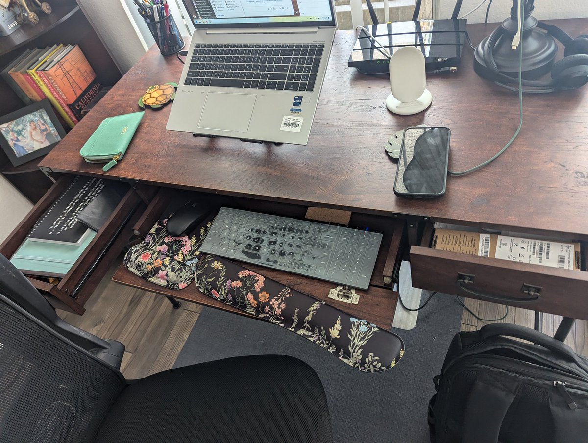 Jdlazo's tweet photo. No damage here in Pasadena, but the drawers in my desk slide open and some books definitely shifted on my shelves. Yikes. #LAQuake https://t.co/oPIR8yBsO5