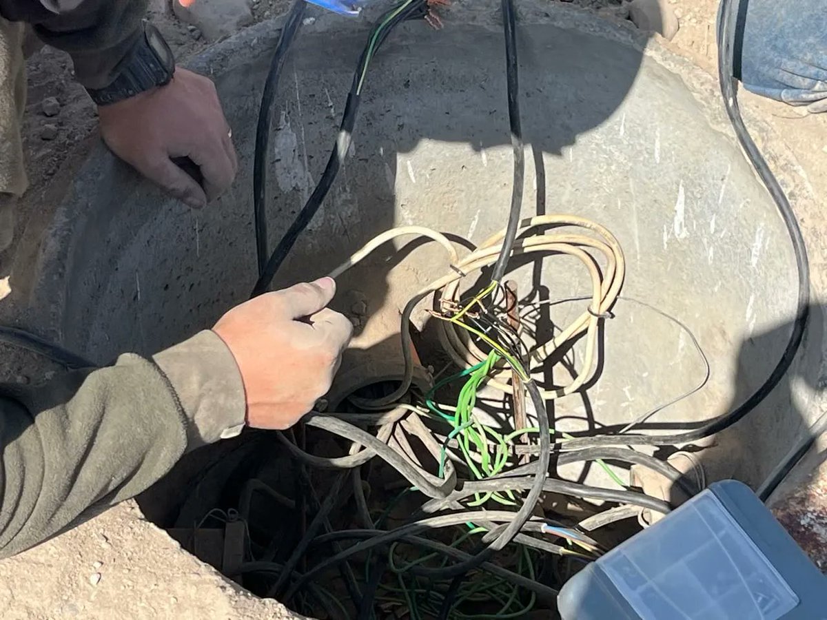 #Seguridad Delincuentes roban cables en avenida Chile con Juan Antonio Ríos y dejan sin semáforo la intersección. La <a href="/MuniArica/">Municipalidad de Arica</a>  envió todos los antecedentes al Ministerio Público para su investigación.

Lee la nota completa, aquí: muniarica.cl/noticias/publi…

#MuniArica