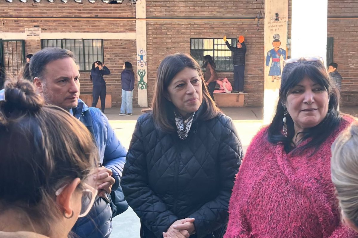 ClaraGarcia_SF's tweet photo. Hoy visitamos con @lisandroenrico y @LioneCattalini la escuela Luisa Mora de Olguín en barrio Ludueña de Rosario. Allí se respira todo el compromiso que el padre Edgardo Montaldo dedicó a su comunidad. En la gestión de Miguel Lifschitz con el #PlanAbre habíamos avanzado en obras muy importantes que hoy estamos retomando para concluir su sueño.