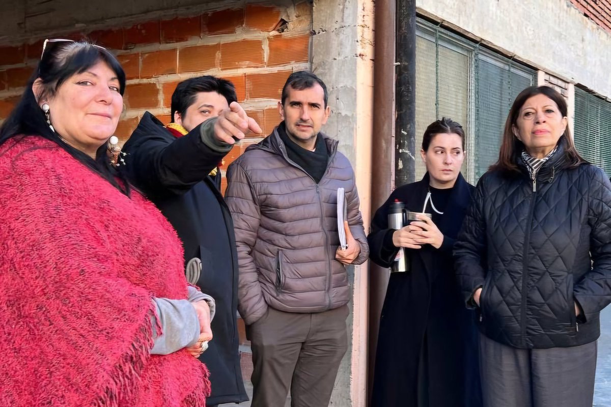 ClaraGarcia_SF's tweet photo. Hoy visitamos con @lisandroenrico y @LioneCattalini la escuela Luisa Mora de Olguín en barrio Ludueña de Rosario. Allí se respira todo el compromiso que el padre Edgardo Montaldo dedicó a su comunidad. En la gestión de Miguel Lifschitz con el #PlanAbre habíamos avanzado en obras muy importantes que hoy estamos retomando para concluir su sueño.