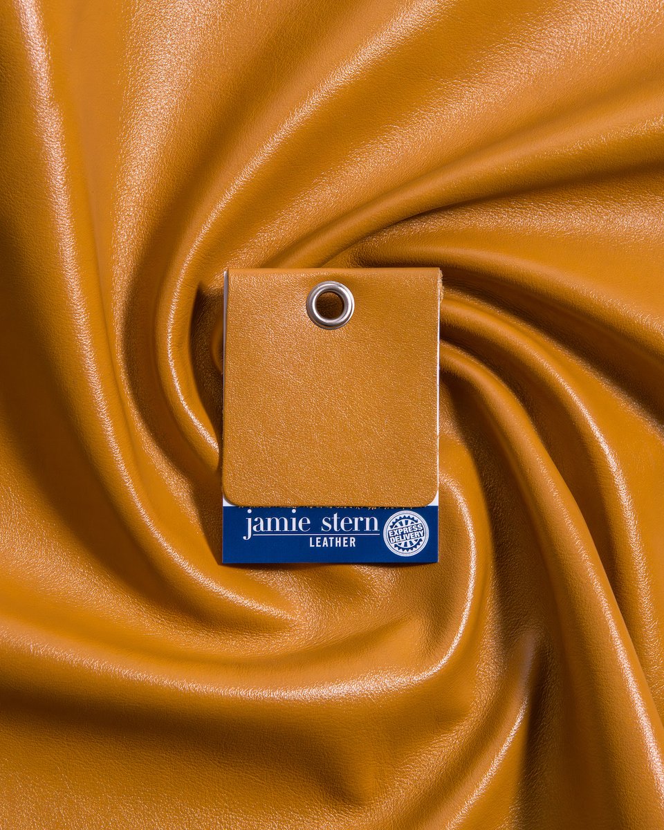JamieStern_'s tweet image. On The Double is a classic full grain leather featuring a smooth hand and an undeniably lustrous sheen that looks absolutely gorgeous in all 28 of its in-stock colorways!

#jamiesterndesign #fullgrainleather #leathercollection #leather #fullgrain #classicleather