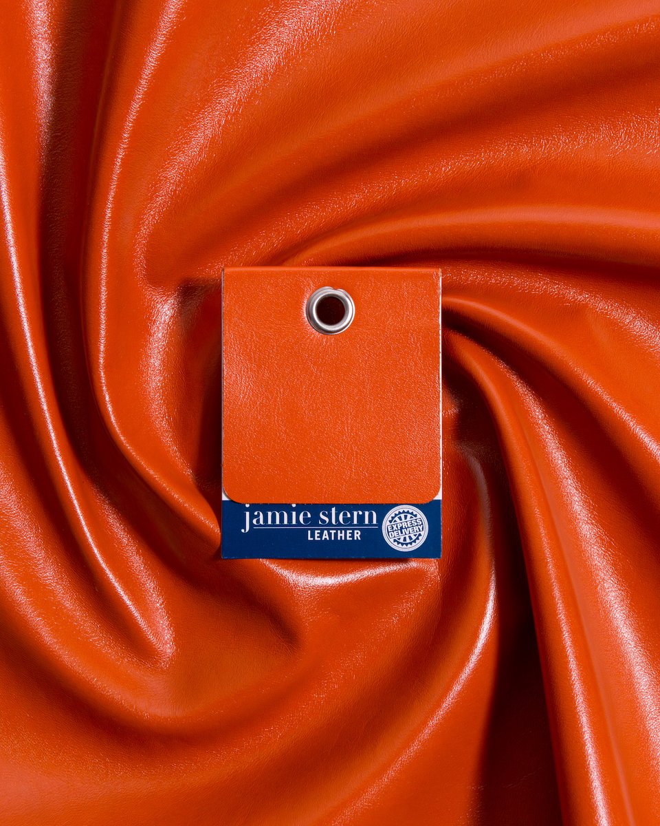 JamieStern_'s tweet image. On The Double is a classic full grain leather featuring a smooth hand and an undeniably lustrous sheen that looks absolutely gorgeous in all 28 of its in-stock colorways!

#jamiesterndesign #fullgrainleather #leathercollection #leather #fullgrain #classicleather