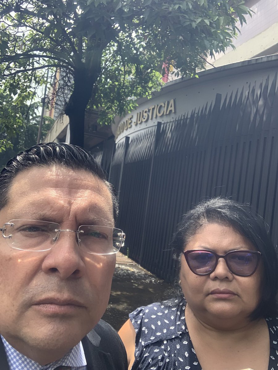 Omar_moratosta's tweet photo. Luego de más de 5 horas, esperando “aprobación”del Jefe de la URDD para que “NOS RECIBIERAN el Habeas Corpus en protección de los DDHH de MARÍA OROPEZA y conocer su paradero”. Se retiró sin respuesta. NO FUE POSIBLE! TERRIBLE precedente en la Justicia Venezolana. Viola art2LOALSP https://t.co/YX1DwthUUq