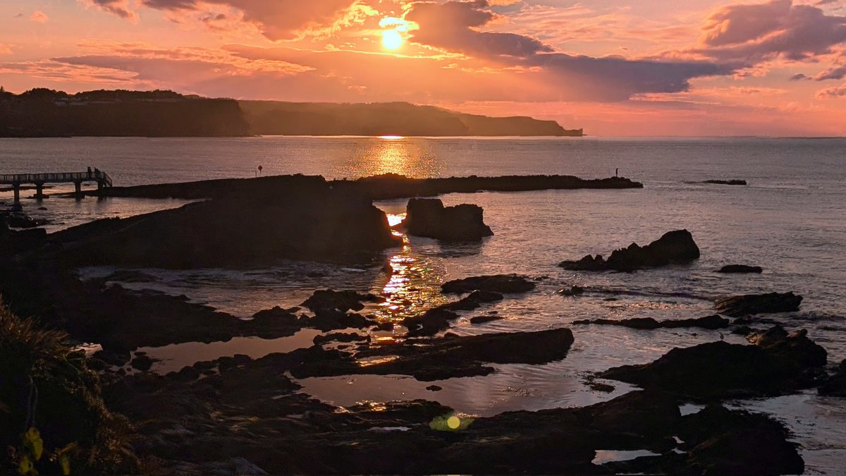 annlizkelly's tweet photo. Sunset Ballycastle #Ballycastle @bbcweather @deric_tv #VMWeather @DiscoverNI @LoveBallymena @WeatherCee @exploreccag @angie_weather @Louise_utv @WeatherAisling @barrabest @Ailser99 @nigelmillen @EventsCauseway @geoff_maskell https://t.co/hAkQeBLPUA