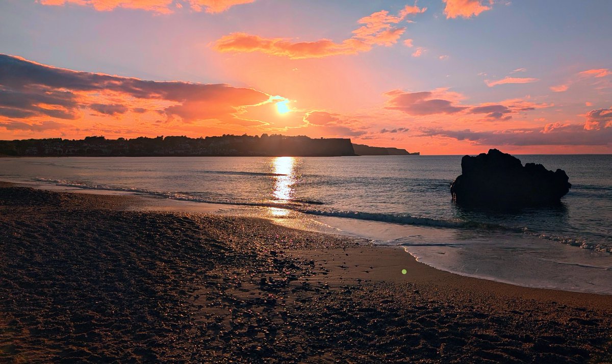 annlizkelly's tweet photo. Sunset Ballycastle #Ballycastle @bbcweather @deric_tv #VMWeather @DiscoverNI @LoveBallymena @WeatherCee @exploreccag @angie_weather @Louise_utv @WeatherAisling @barrabest @Ailser99 @nigelmillen @EventsCauseway @geoff_maskell https://t.co/hAkQeBLPUA
