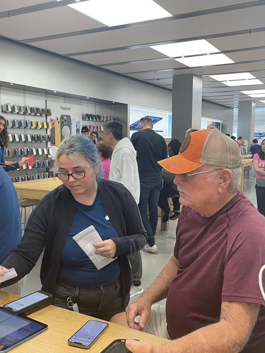 Gotta love the ⁦<a href="/Apple/">Apple</a>⁩ store, where the young people are in charge and we old folks find humility.
