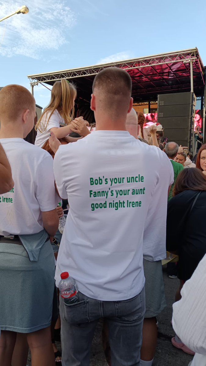 ClonliffeHouse's tweet image. The Inner City knows how to party 🥳 🎉 Welcome home Kellie Harrington 
#homecoming #dublinone #GOLD