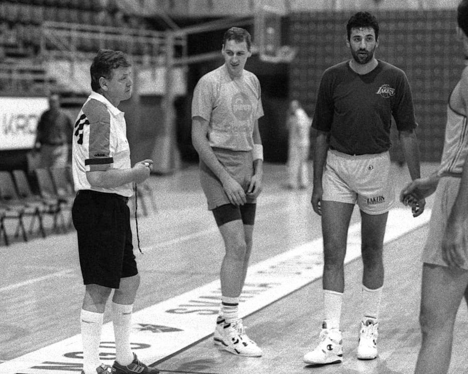 PitiHurtado's tweet photo. Dino Rađa y Vlade Divac en una entrevista promocional del documental '250 stepenika' declararon:

-El Dream Team 92 quizás nos hubiera ganado con una diferencia de 10 puntos (a una Yugoslavia unificada). Pero creemos que todos juntos venceríamos más tarde (a partir de 1996) a todos los equipos olímpicos americanos con jugadores NBA.