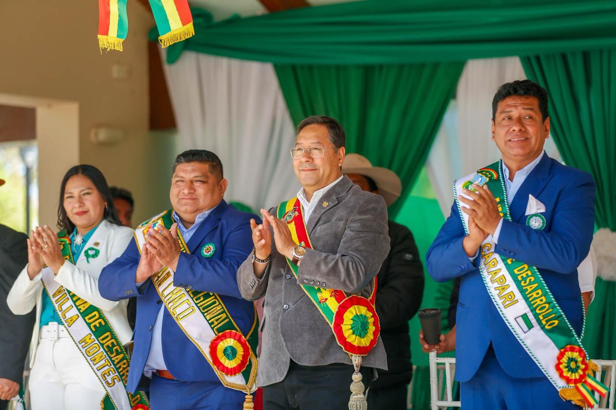 LuchoXBolivia's tweet photo. Nos sentimos profundamente felices y orgullosos de estar en  Caraparí para participar en los actos de conmemoración por los 148 años de creación de nuestra provincia del Gran Chaco, una tierra hermosa llena de potencialidades. Es el hogar de las valientes chaqueñas y chaqueños y de pueblos indígenas como los guaraníes, chiriguanos, tapiete y weenhayek, entre otros. Hoy celebramos no solo la grandeza de esta región, sino también la esencia fundamental que nos une como una comunidad fuerte, resistente y llena de recursos.

Como siempre lo hacemos en los últimos años, hoy venimos a festejar a las y los chaqueños con obras. Entregamos importantes proyectos, como la construcción de la Línea Eléctrica de 69 kilovoltios de Yaguacua a Caraparí; también inauguramos 205 viviendas dignas, además del enlosetado de calles en el barrio La Vertiente, la construcción del Sistema de Riego Loma Alta y el proyecto de Gestión Integral de Residuos Sólidos. ¡Felicidades!