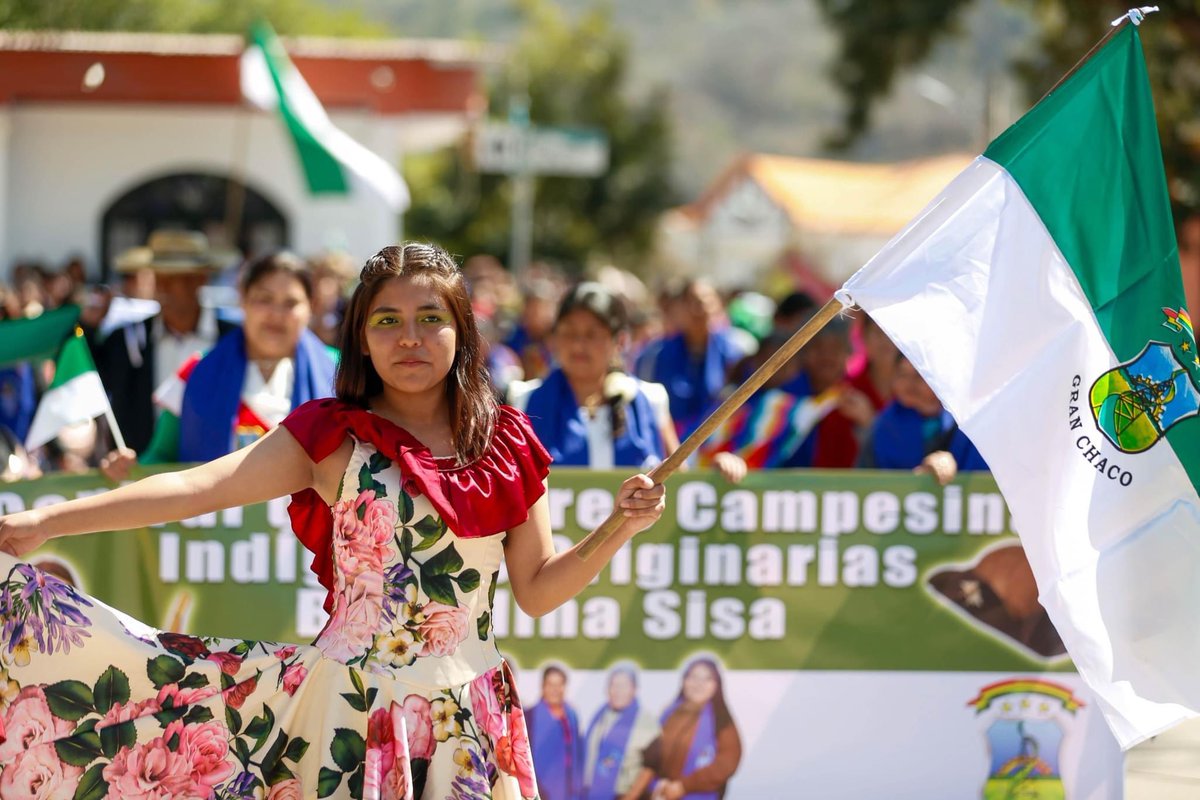 LuchoXBolivia's tweet photo. Nos sentimos profundamente felices y orgullosos de estar en  Caraparí para participar en los actos de conmemoración por los 148 años de creación de nuestra provincia del Gran Chaco, una tierra hermosa llena de potencialidades. Es el hogar de las valientes chaqueñas y chaqueños y de pueblos indígenas como los guaraníes, chiriguanos, tapiete y weenhayek, entre otros. Hoy celebramos no solo la grandeza de esta región, sino también la esencia fundamental que nos une como una comunidad fuerte, resistente y llena de recursos.

Como siempre lo hacemos en los últimos años, hoy venimos a festejar a las y los chaqueños con obras. Entregamos importantes proyectos, como la construcción de la Línea Eléctrica de 69 kilovoltios de Yaguacua a Caraparí; también inauguramos 205 viviendas dignas, además del enlosetado de calles en el barrio La Vertiente, la construcción del Sistema de Riego Loma Alta y el proyecto de Gestión Integral de Residuos Sólidos. ¡Felicidades!
