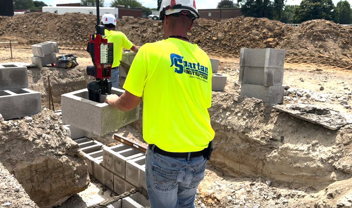 builderbots's tweet photo. MZ💯 MULE Spotting - Spartan Construction's team making quick work of heavy foundation block.
➡️ https://t.co/3FehrCbssM
__
#masonrystrong #buildwithblock #blockmasonry #CRonthejob #MULEspotting #masoncontractor #construction #jobsitesafety #MULEs https://t.co/7o9lj3rH8T