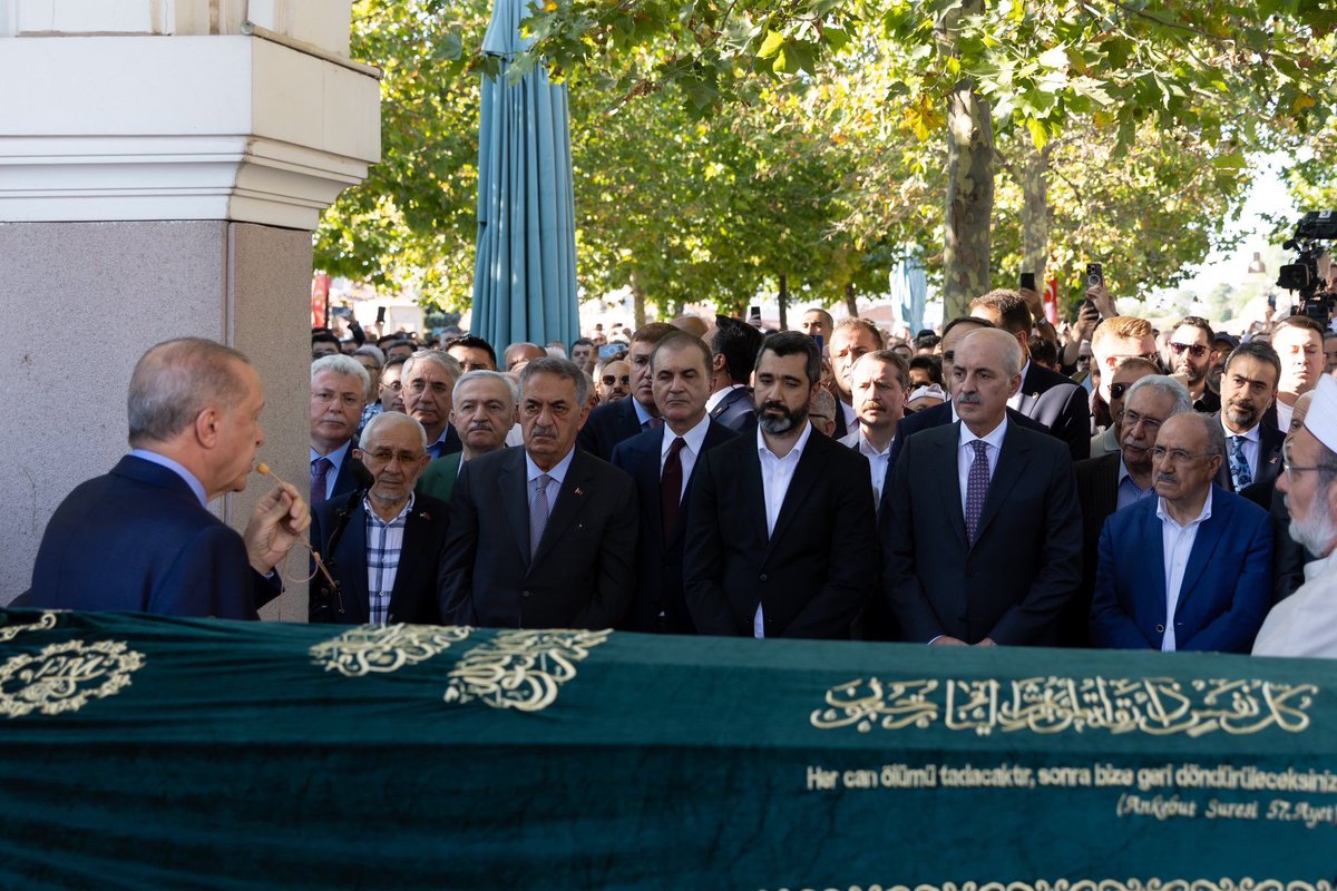 Derdi davası olan Türkçe sevdalısı, güzel insan Türkiye Yazarlar Birliği kurucu ve Şeref Başkanı Muhterem Mehmet Doğan’ı Hacı Bayram Camii’nden fâni dünyadan ebedi dünyaya uğurladık. Allah mekânını cennet eylesin. Âmin!
