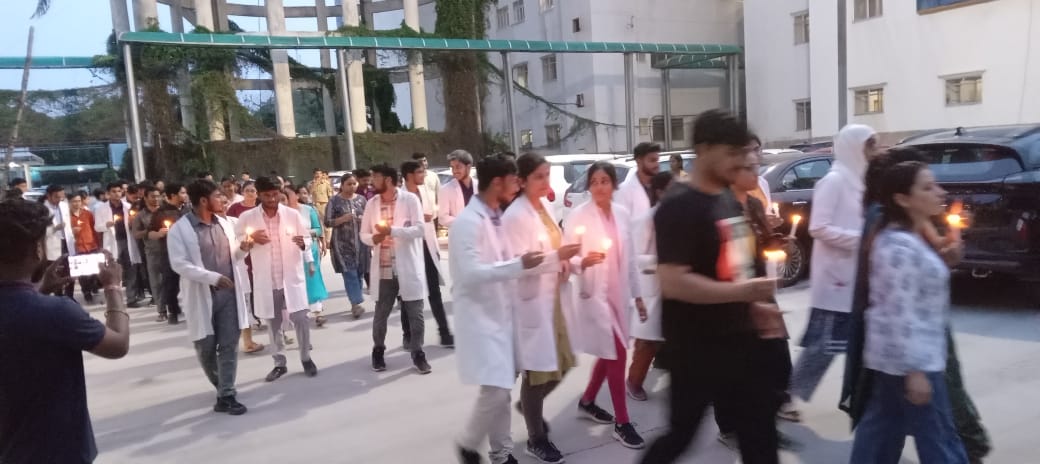 लोहिया संस्थान के डॉक्टरों ने पश्चिम बंगाल की घटना को लेकर किया विरोध प्रदर्शन