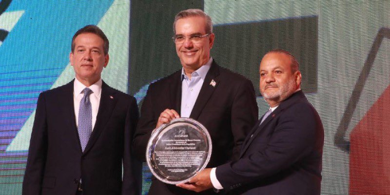waIdomunoz's tweet photo. La gestión del presidente Luis Abinader y del ministro Ito Bisonó ha revitalizado las zonas francas en RD, acelerando el desarrollo económico y creando oportunidades. Su liderazgo está redefiniendo el futuro de nuestras industrias. #ZonasFrancas https://t.co/KQHP2JLsRX