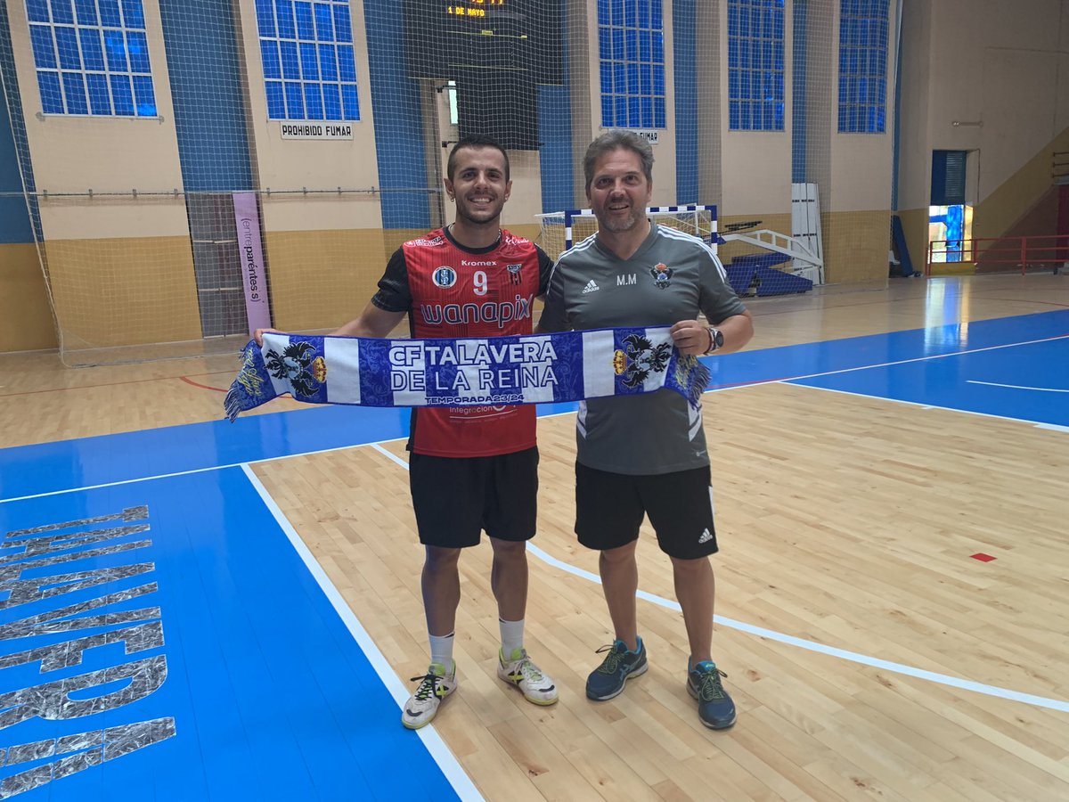 muri200873's tweet photo. @CanteraCFT ,@,hoy hemos tenido el privilegio de que nos acompañe en el inicio de pretemporada de nuestro juvenil preferente fútbol sala a  @AdrianRiveraEsp que nos ha deseado suerte y su apoyo al igual que nosotros se lo deseamos a él en su temporada con el @WanapixSala10 💙🤍💙 https://t.co/TkGS5KVeT2