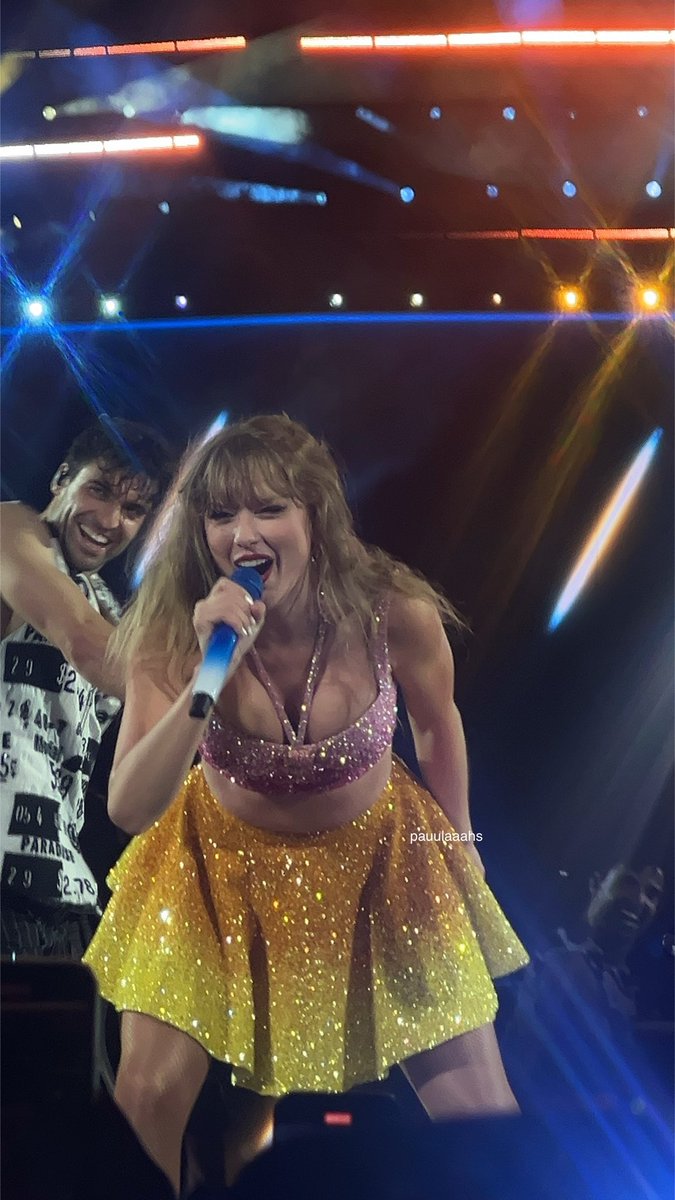 pauulaaahs's tweet image. hilo de fotos que hice durante la mejor noche de mi vida (el eras tour)