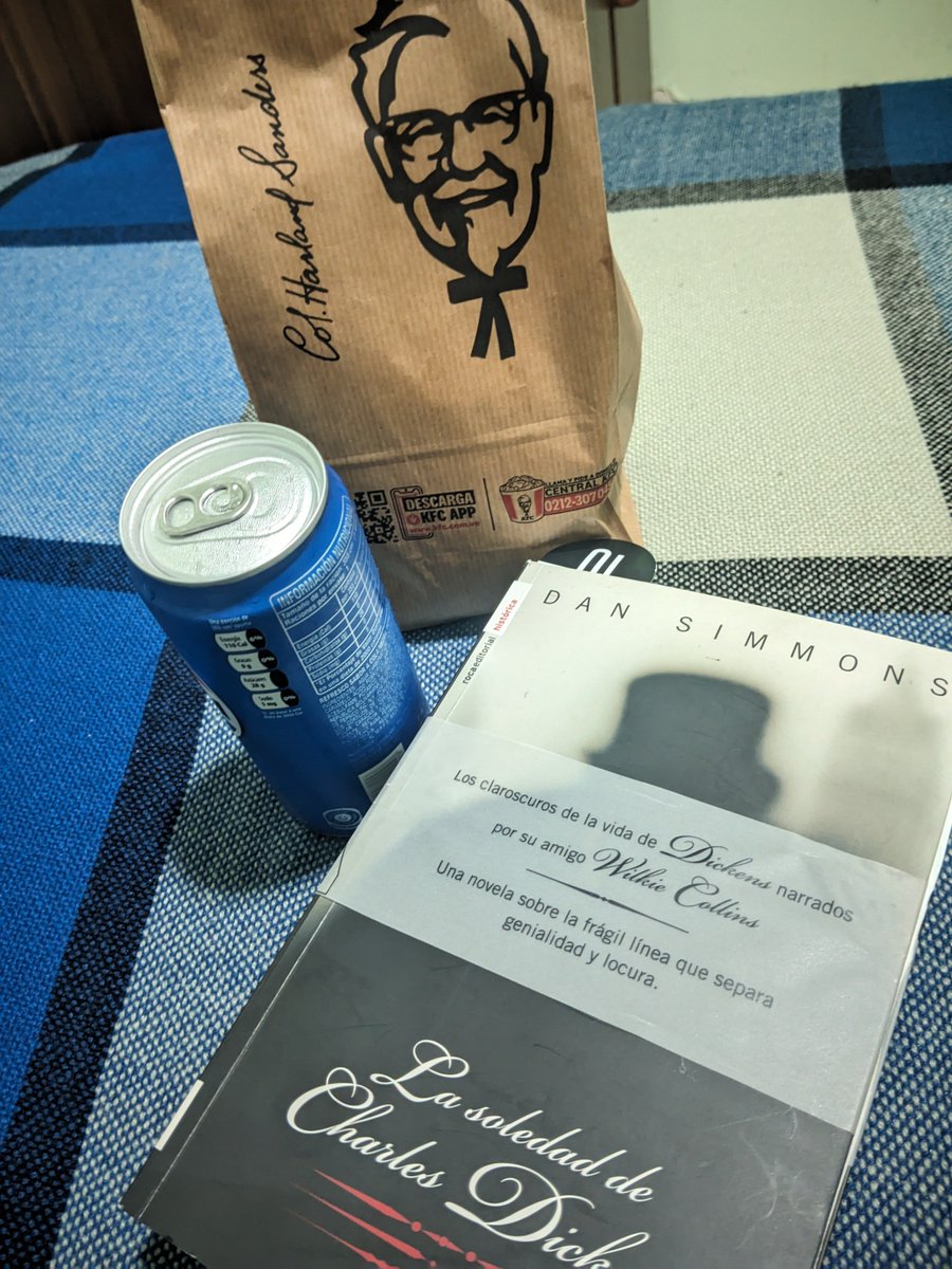 Tarde de lectura y frituras 😅

Definitivamente, no es igual leer un libro en digital, a leerlo en físico. ⭐