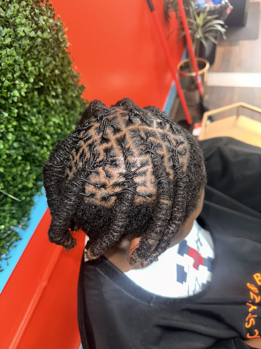pretty_Cey's tweet photo. I be cutting tf up man off the clock &amp; went to another bag 🔥#locs #charlestonsc https://t.co/tWdVopthLx