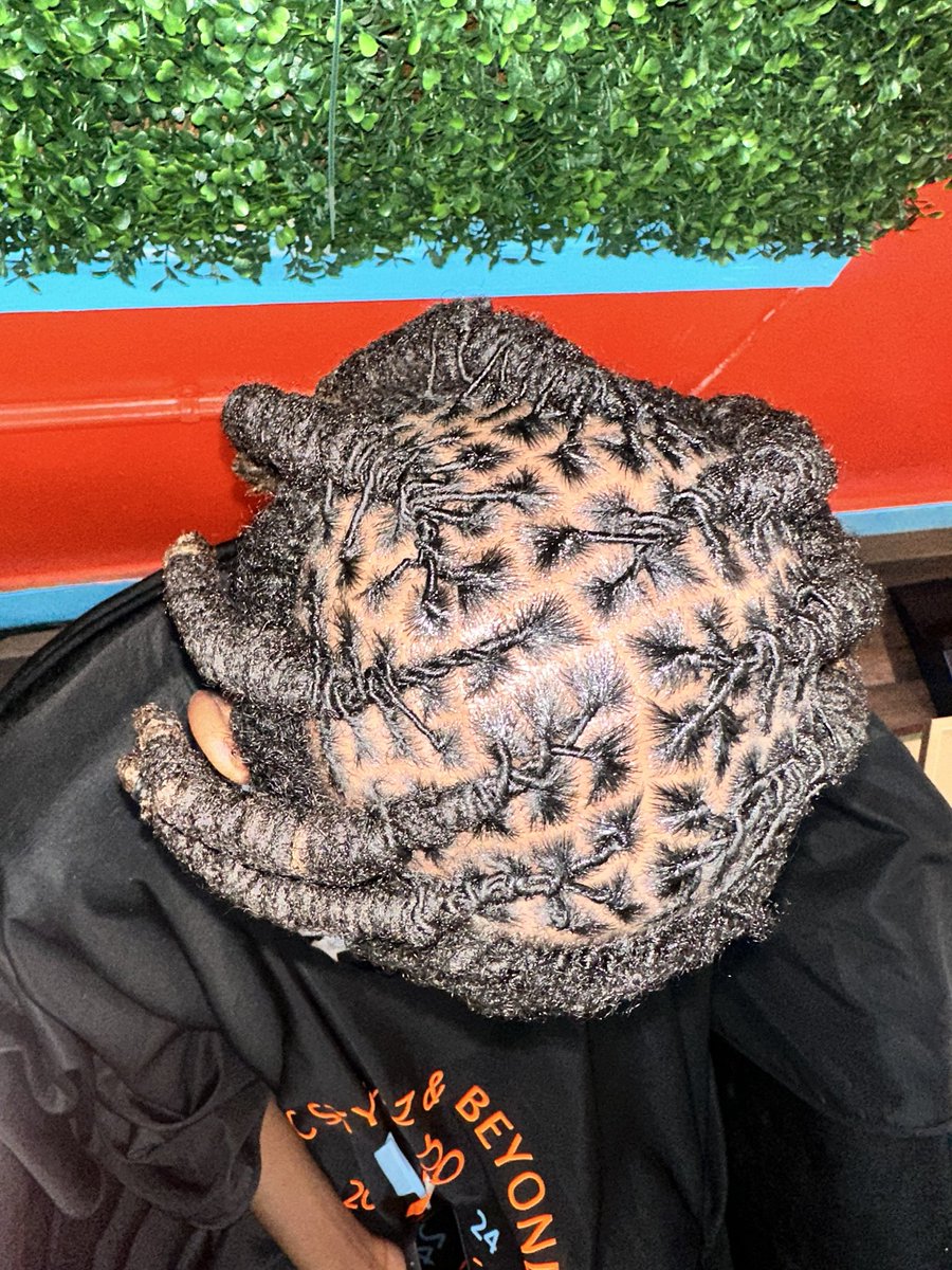 pretty_Cey's tweet photo. I be cutting tf up man off the clock &amp; went to another bag 🔥#locs #charlestonsc https://t.co/tWdVopthLx