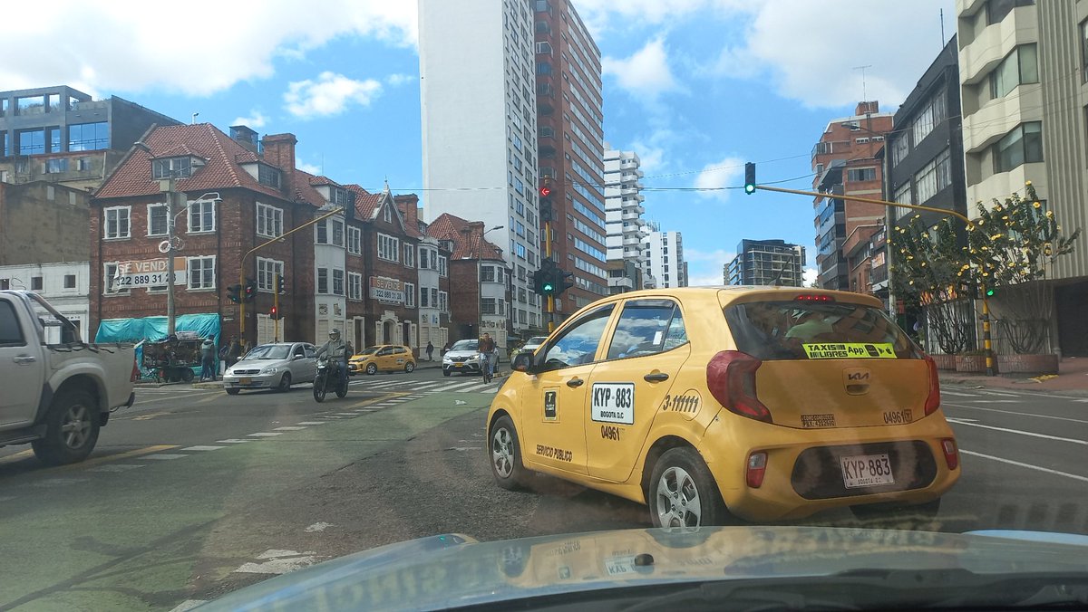 Aleoped's tweet photo. @SectorMovilidad este es el gremio que hoy quiere ser respetado, no es admisible este comportamiento.  Estacionado en cruce de la sesenta. https://t.co/TyvZSYcAg8