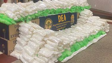 GAFollowers's tweet photo. The Atlanta DEA has seized over 1 ton of meth hidden in celery at Clayton County’s State Farmer's Market. According to the DEA, it was smuggled in a 16-wheeler by a Mexican cartel and is the largest meth bust ever recorded in Atlanta. https://t.co/fTcYdUhjCU