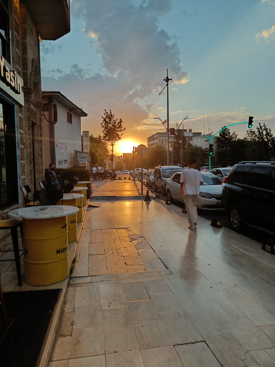 Vakti gelince gitmenin 
adıdır gün batımı...
Ömürden,
Gönülden,
Günden...
#CanYücel #Batman #günbatımı