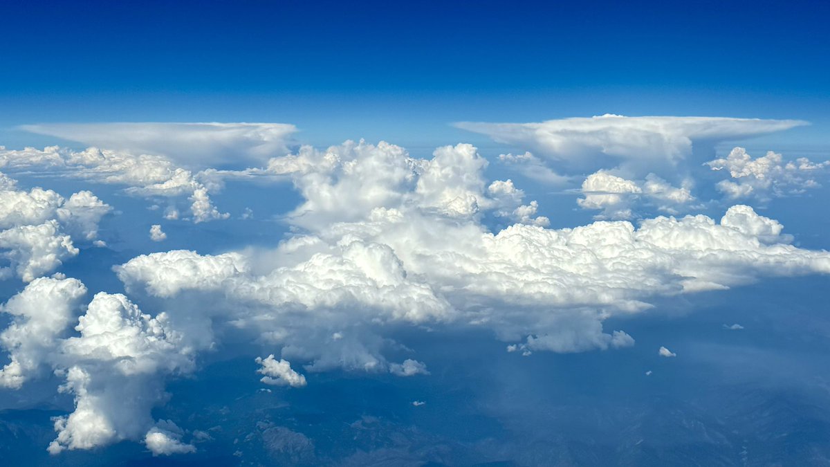 RyanVoutilainen's tweet photo. While you can’t see the tops from Vancouver due to the marine layer, two #cumulonimbus clouds between #Lytton & #Lillooet #BC over the Coast Mountains away from the stable marine layer seen from @AirCanada #AC303! 1:05p PT
#ShareYourWeather #BCstorm #BCwx #StormHour https://t.co/4YBIL6UDUs