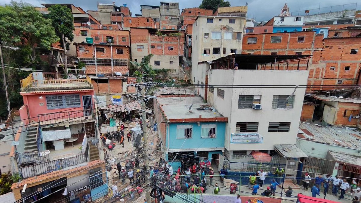 HectoRodriguez's tweet image. Sobre el accidente ocurrido en Petare confirmamos que han sido rescatadas 22 personas y trasladadas a los diferentes centros de salud; 1 adulto y 2 niños fueron localizados ilesos y están refugiados en una casa cercana. 

Nuestros equipos de atención social y cuerpos de seguridad…