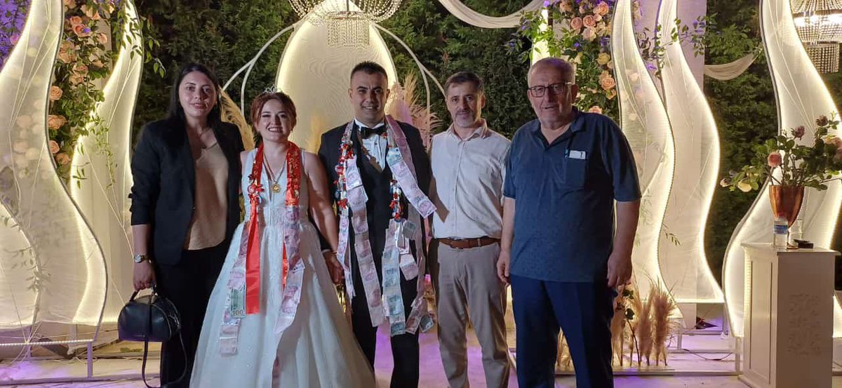 HendekAKPARTi's tweet photo. İlçe başkanımız Adem Öz, Büyükşehir Belediye Meclis üyemiz Ali Kemal Sofu ve yönetim kurulu üyelerimiz hafta sonu gerçekleşen düğün cemiyetlerine iştirak ettiler.

Evlenen her bir çiftimize mutluluklar diliyor, tüm ailelerimize hayırlı olsun dileklerimizi iletiyoruz.

#AkParti https://t.co/KpBSBqwVll