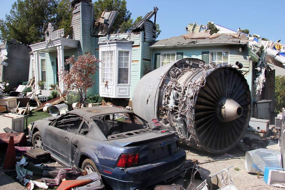 DealinRugs's tweet photo. This is the aftermath of the earthquake that happened in Pasadena that shook all throughout LA today.  Please keep Angelenos in your prayers 🙏🏼 https://t.co/o91VebSL4w