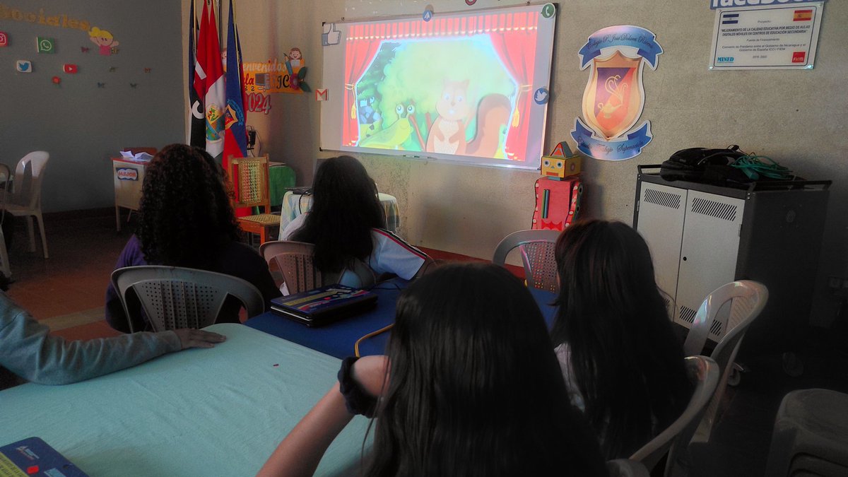 Aprovechamiento del Internet en diversas asignaturas por estudiantes de  tercero, cuarto y sexto grado en donde visualizan videos sobre Primeros  Pobladores de Nicaragua, Beneficios y perjuicios del Reino animal, obras  teatrales.