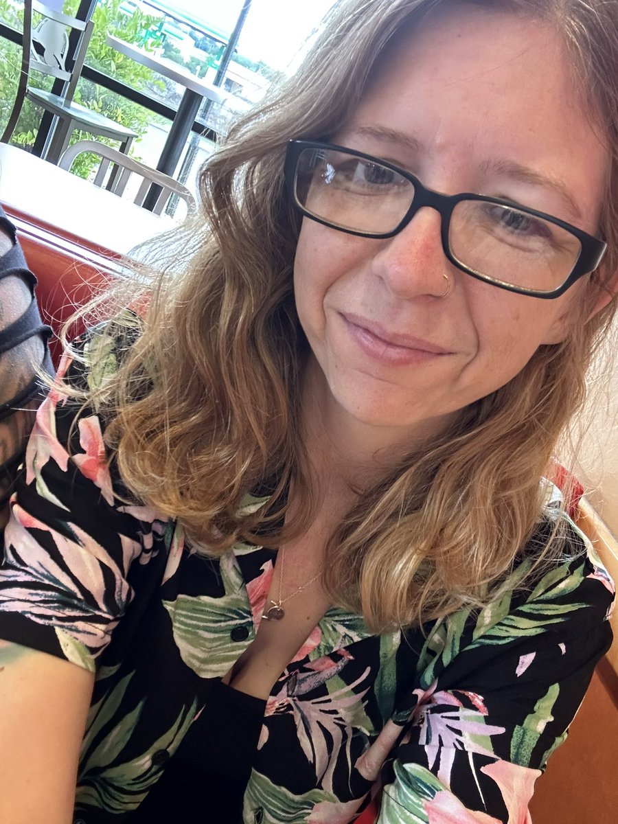 MXchic681's tweet photo. I felt I looked decent today. https://t.co/o395eFfxjD