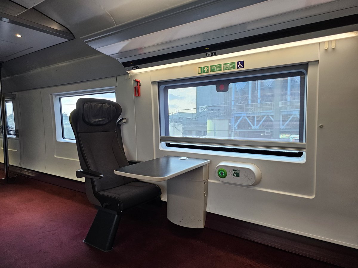 KateFrstr's tweet image. I wish my house had @Eurostar AC... it's lovely and cool on #9152 this evening.

The blue fleet are like coming home, so familiar &amp;amp; full of happy, friendly, faces. I've enjoyed meeting TM Pancras this evening &amp;amp; learning about his perfect name.