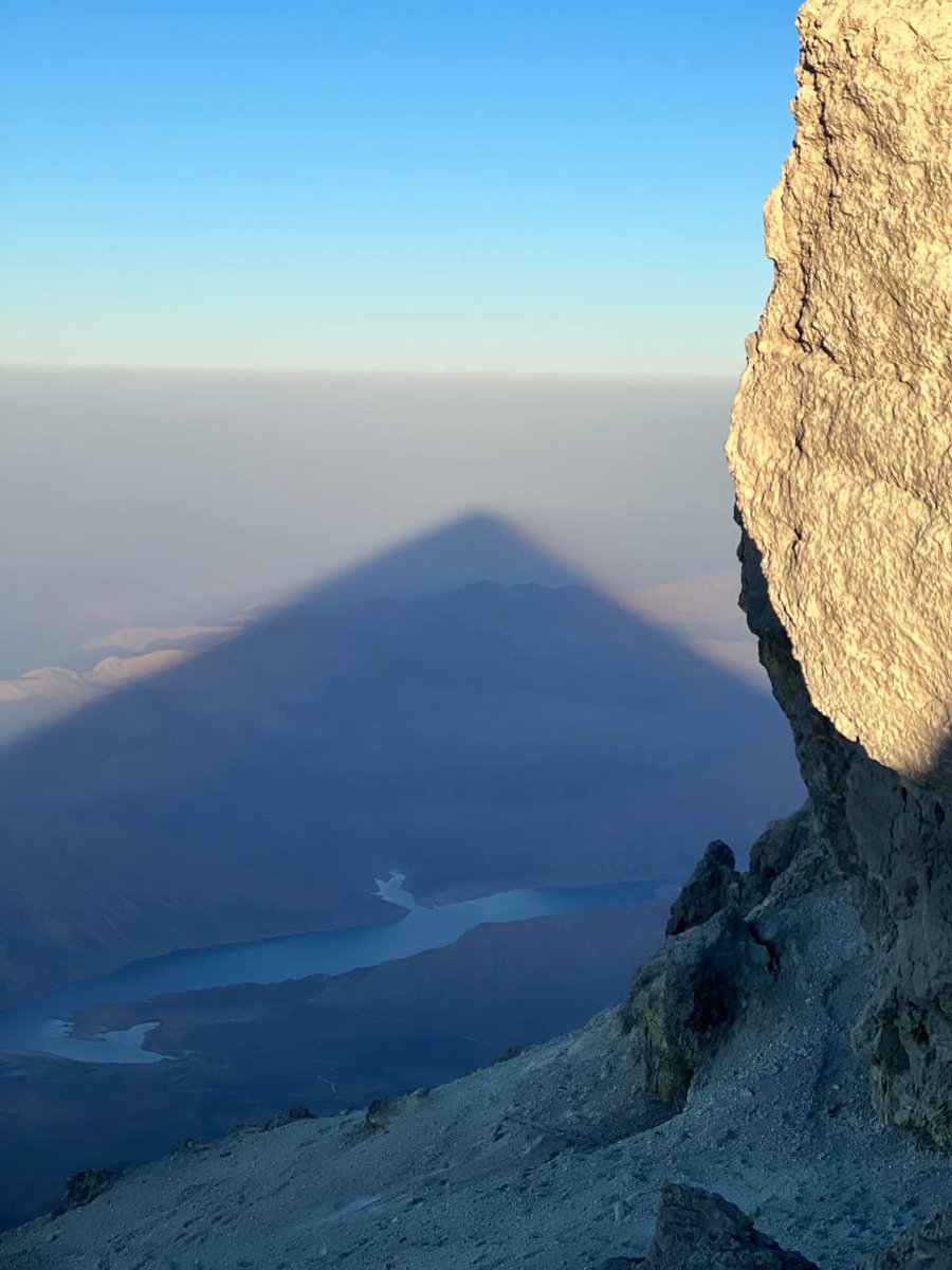 سایه دماوند هنگام طلوع از عجیبترین چیزهاییست که چشمام دیده