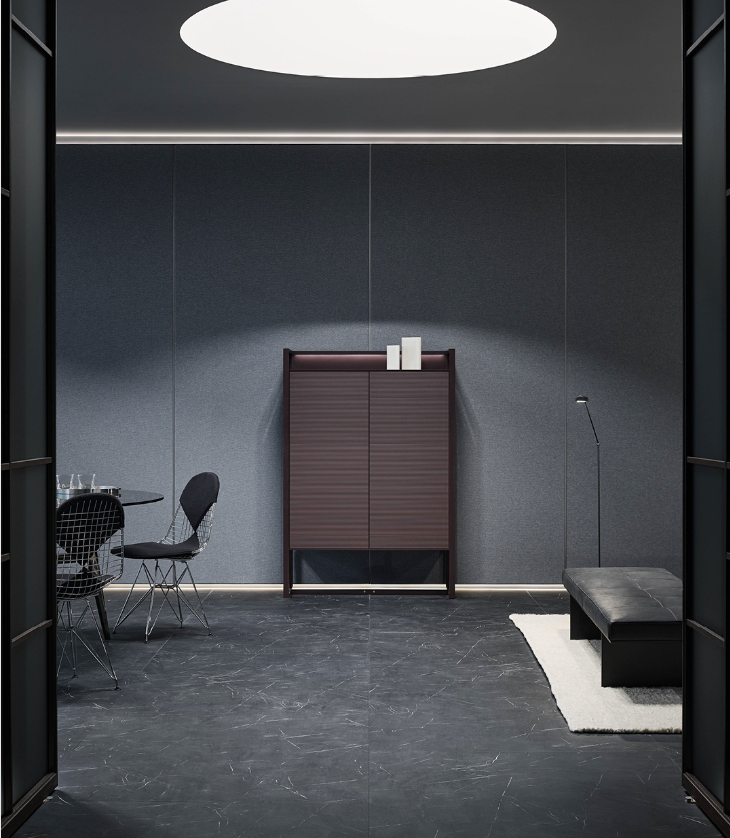 Estética minimalista y funcionalidad  en el nuevo #mueblebar #Rialto de #Rimadesio, que se convertirá en pieza central de su espacio. Su puerta de vidrio en el nuevo acabado Taiga, genera un juego de luces y sombras sobre su superficie ondulada acabada en mate y de tacto sedoso.